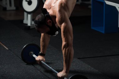 Şınav halter ayrıcalık maskeli üzerinde egzersiz vücut geliştirmeci