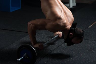 Şınav halter ayrıcalık maskeli üzerinde egzersiz atlet