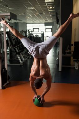 Amut şınav topa spor salonunda egzersiz atlet