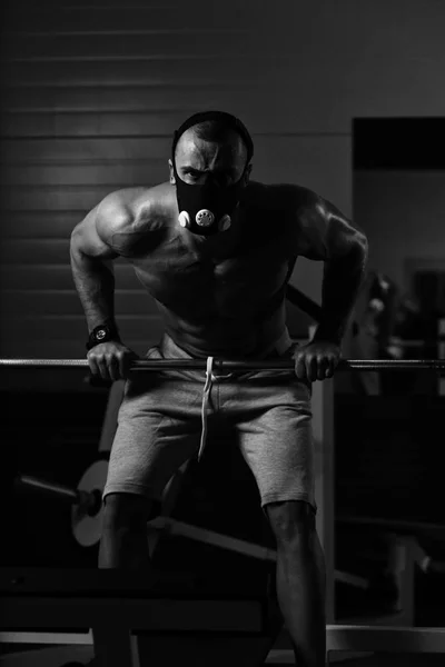 Bodybuilder uitoefening Push-Ups op Barbell In hoogte masker — Stockfoto