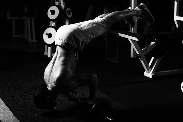 Homem exercitando Push-Ups em Barbell em máscara de elevação — Fotografia de Stock