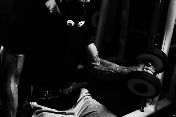 Pazı ayrıcalık maskeli egzersiz Dumbbells ile adam — Stok fotoğraf