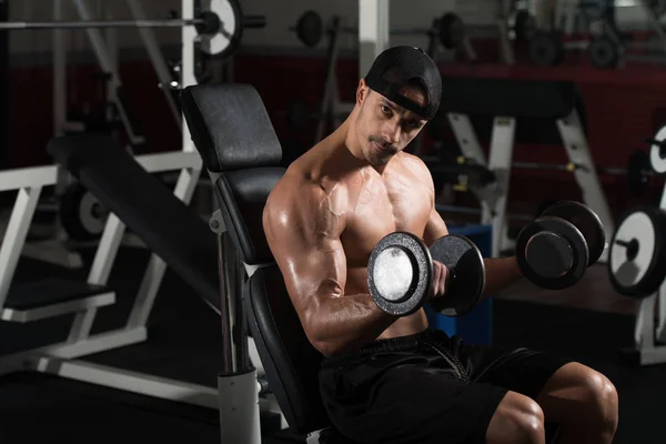 Retrato de un hombre muscular de fitness —  Fotos de Stock