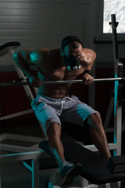 Bodybuilder uitoefening Push-Ups op Barbell In hoogte masker — Stockfoto