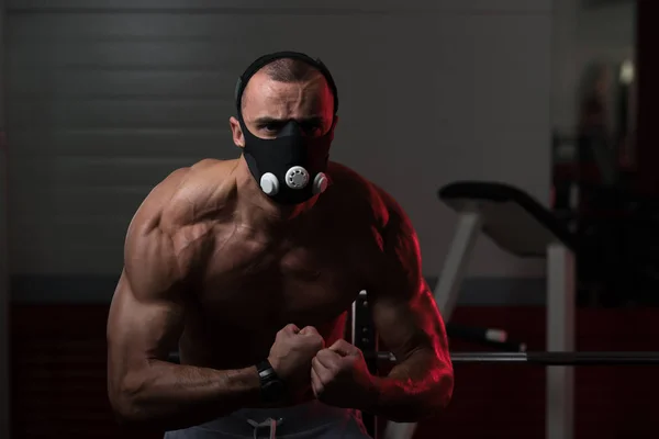 Bodybuilder die zich voordeed na oefeningen In hoogte masker — Stockfoto