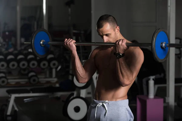 Gespierde Man uitoefening Biceps met Barbell — Stockfoto