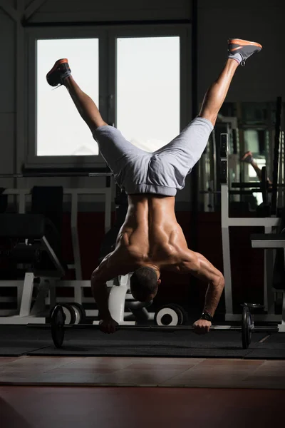 Homme exerçant push-ups sur Barbell dans le masque d'élévation — Photo