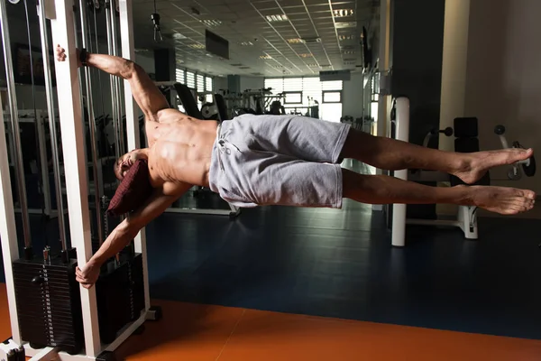 Hombre musculoso haciendo ejercicio de bandera humana — Foto de Stock