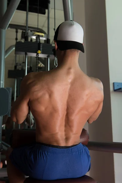 Αθλητής κάνει βαρύ βάρος άσκηση για πλάτη — Φωτογραφία Αρχείου