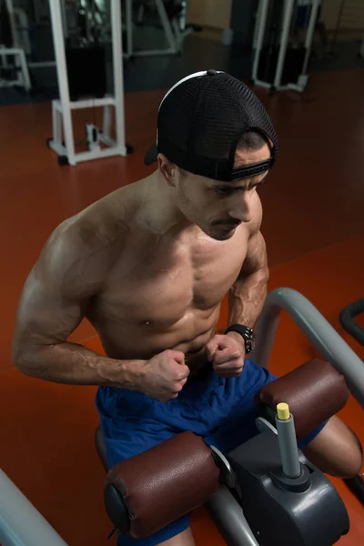 Gespierde man buigen spieren in de sportschool — Stockfoto