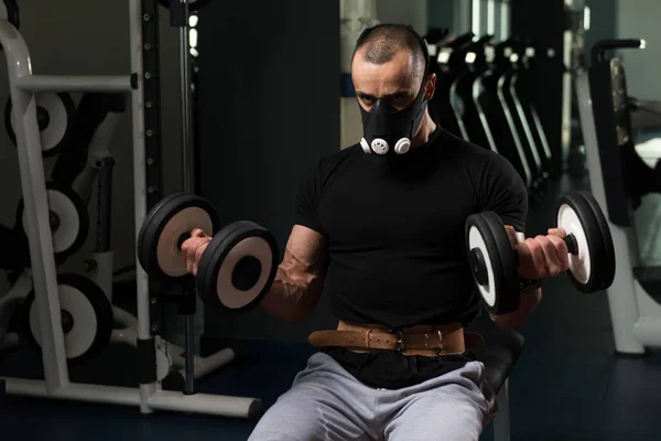Exercício de bíceps com halteres na máscara de elevação — Fotografia de Stock