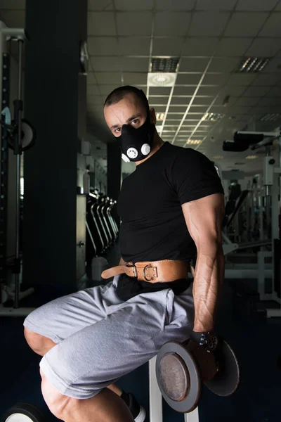 Biceps-oefening met halters In hoogte masker — Stockfoto