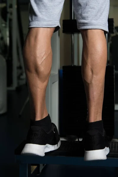 Homem muscular bezerros — Fotografia de Stock