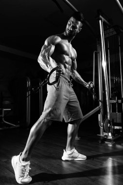 Pazı için ağır egzersiz yaparak vücut geliştirmeci