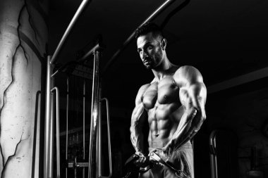 Kaslı adam egzersiz göğüs