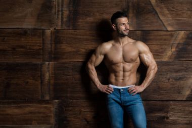 Ahşap duvar poz karşı güçlü duran model