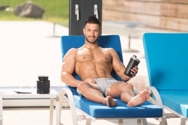 Tembel takviyeleri ve Shaker ile dinlenme adam