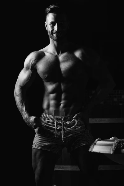 Bodybuilder lässt Muskeln spielen — Stockfoto