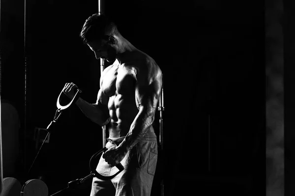 Bodybuilder Exercising Biceps — Stock Photo, Image