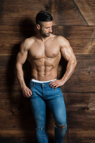 Porträtt av muskulös Man står nära väggen — Stockfoto