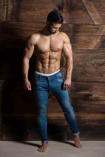 Porträtt av muskulös Man står nära väggen — Stockfoto