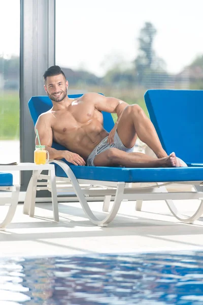 Hombre sosteniendo un vaso de jugo de naranja — Foto de Stock