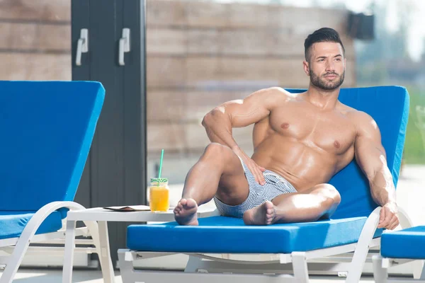 Hombre sosteniendo un vaso de jugo de naranja — Foto de Stock