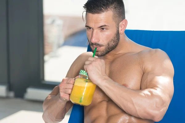 サンラウン ジャーで安静時のオレンジ ジュースを飲む男性 — ストック写真
