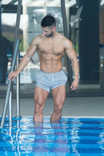 Giovane guardando macho uomo a hotel piscina coperta — Foto Stock