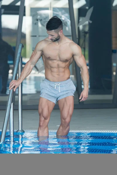 Joven buscando Macho hombre en el hotel piscina cubierta — Foto de Stock