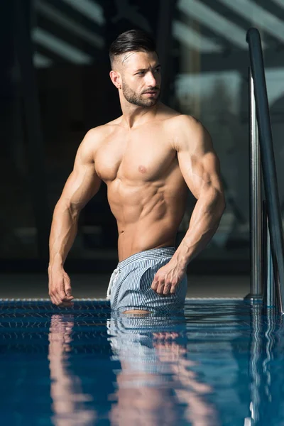 Porträtt av en sexig muskulös Man i underkläder — Stockfoto