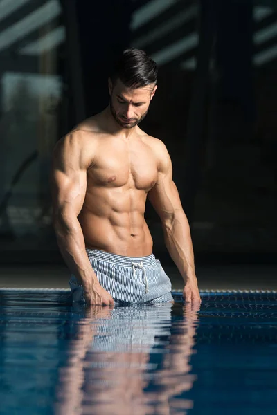 Giovane guardando macho uomo a hotel piscina coperta — Foto Stock
