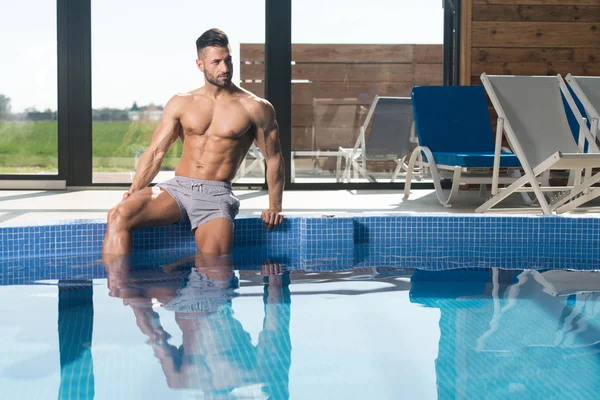 Спортсмен в закрытом бассейне отеля — стоковое фото