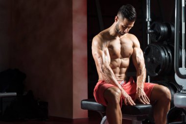 Dinlenme salonunda egzersiz sonrası kas adam