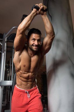 Dayanıklılık spor salonunda egzersiz adam