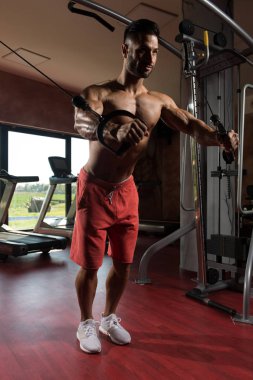 Vücut geliştirmeci egzersiz göğüste makine