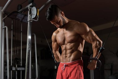 Kaslı adam egzersiz göğüs