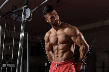 Vücut geliştirmeci egzersiz göğüste makine