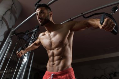 Vücut geliştirmeci egzersiz göğüste makine