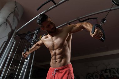 Spor salonunda egzersiz göğüs genç adam