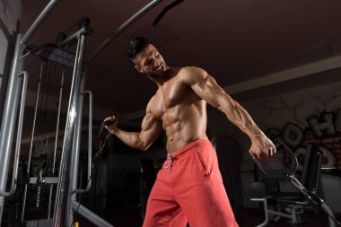 Pazı için ağır egzersiz yaparak vücut geliştirmeci