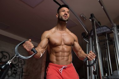 Pazı için ağır egzersiz yaparak vücut geliştirmeci