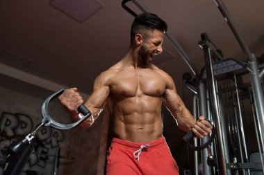 Pazı spor salonunda egzersiz adam