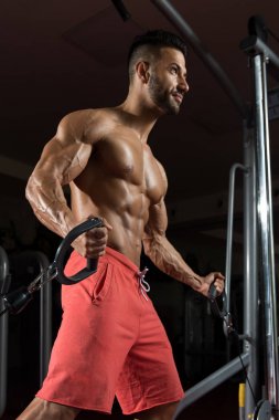 Pazı spor salonunda egzersiz adam