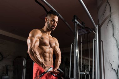 Kaslı adam egzersiz göğüs