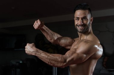 spor salonunda duran ciddi vücut geliştirmeci