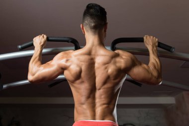 vücut geliştirmeci Pull ups en iyi sırt egzersizleri yapıyor