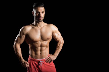 bir vücut geliştirmeci portre siyah blackground ayır