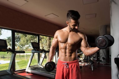 pazı dumbbells ile egzersiz vücut geliştirmeci