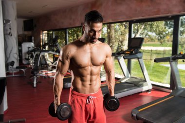 Pazı egzersiz Dumbbells ile adam